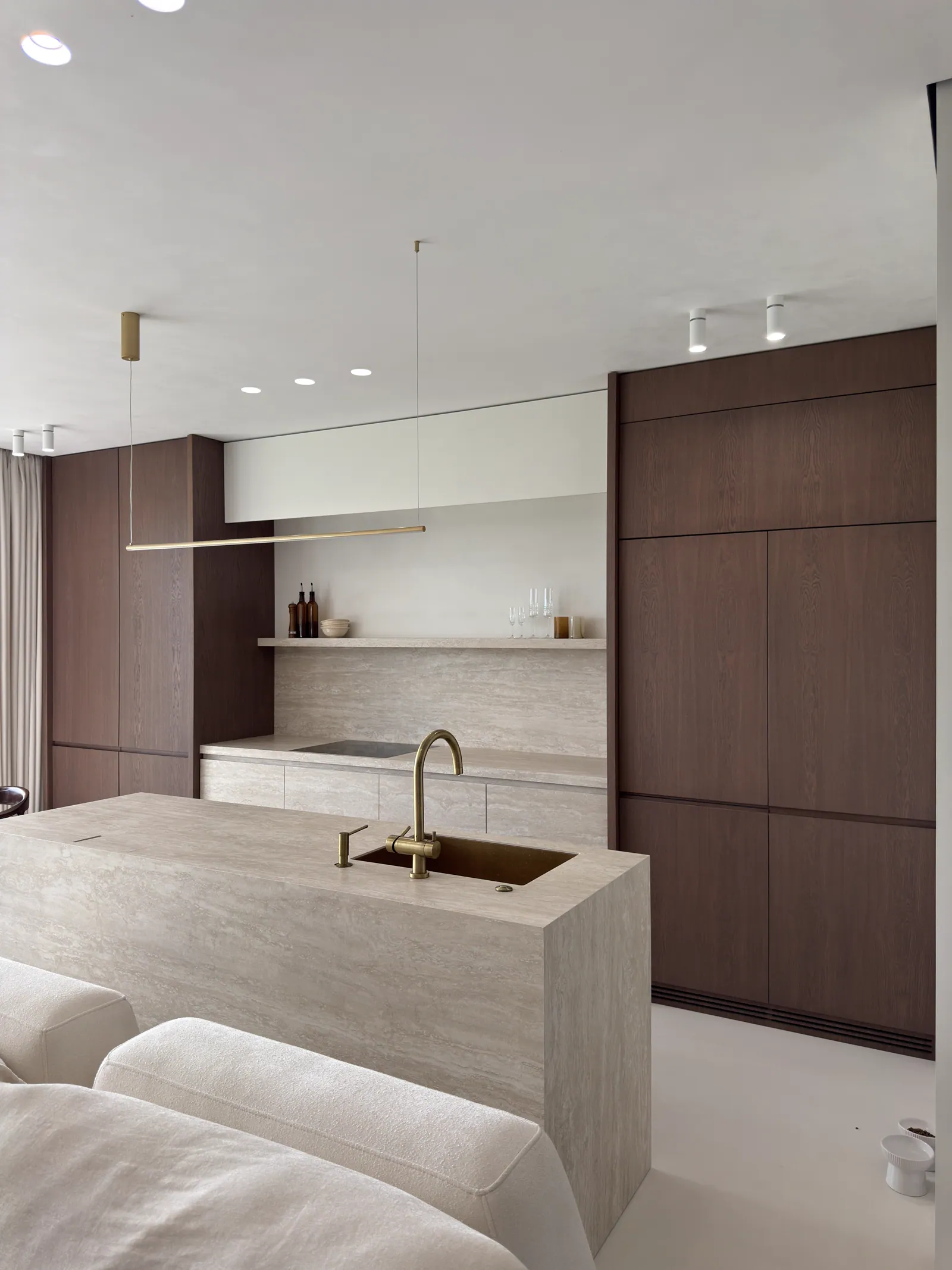 Прихожая со встроенными дверями и шкафами